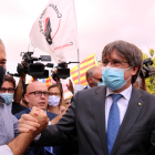 Puigdemont, arropado ayer por independentistas catalanes y sardos, al abandonar el Tribunal de Apelación de Sássari.