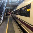 Imatge d’un tren AVE parat a l’estació de Girona.