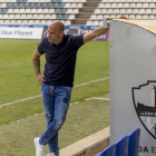 Gabri observa amb gest de preocupació el partit de diumenge contra l’Eivissa Illes Pitiüses.