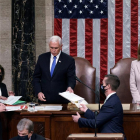 Pence da lectura en el Capitolio al acta que confirma a Biden como presidente junto a Nancy Pelosi.
