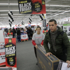 Una agència de viatges mostra les seues ofertes per al Black Friday.