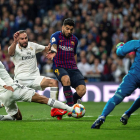 Luis Suárez, en el momento de anotar el 0-1, pese a la oposición de Varane y Carvajal.