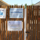 El cartell a la porta de les piscines de Juneda que n’anuncia el tancament sine die.