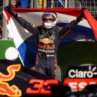Verstappen celebra una victoria que le dio el liderato.