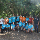 Los participantes en el campo de trabajo de Balaguer recibieron ayer la visita de la coordinadora territorial de Juventud, Maricel Segú.