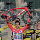 Roglic celebra, amb el seu equip, el triomf a la Vuelta.