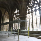 L’interior del claustre de la Seu Vella ja llueix les bastides amb un pas segur per a l’accés dels visitants a l’interior de la nau central.
