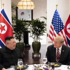 El líder norcoreano, Kim Jong-un, y el presidente de EEUU, Donald Trump, durante la cumbre de ayer.