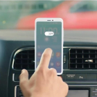 Imagen de la campaña en la que Trànsit recomienda apagar el móvil cuando se conduce. 