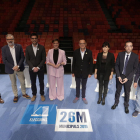 Fèlix Larrosa, Toni Postius, Ángeles Ribes, Miquel Pueyo, Rosa Peñafiel, Xavi Palau y Sergi Talamonte posan junto al moderador del debate, Santi Roig.