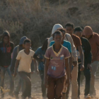 Un grupo de jóvenes ciudadanos eritreos, en su éxodo.