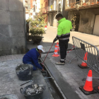 Operarios de la brigada trabajando en un sumidero. 