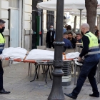 Los trabajadores de la funeraria trasladaron el cadáver de la víctima.