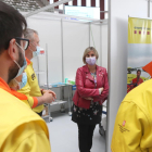La consellera de Salud, Alba Vergés, conversando con sanitarios en el punto de vacunación masiva del Palau d'Esports Catalunya de Tarragona.