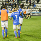 Jugadores del Lleida muestran su decepción tras la derrota del pasado domingo ante el Castellón.