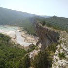Vista de la ladera con las piedras en la carretera y al fondo el río Noguera Ribagorçana. 