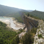 Vista del pendent amb les pedres a la carretera i al fons el riu Noguera Ribagorçana.