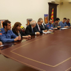 El conseller de Interior, Miquel Buch, firmando ayer el acuerdo con algunos sindicatos. 