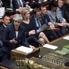 Theresa May, ayer dirigiéndose a los parlamentarios en la Cámara de los Comunes.