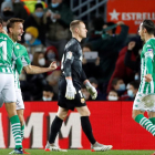 Los jugadores del Betis celebran el gol ante la decepción de Ter Stegen.