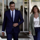 Pedro Sánchez y su esposa, Begoña Gómez, a su salida del hospital Quirón Salud Madrid, tras visitar ayer al rey Juan Carlos. 