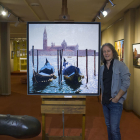 El pintor Jon Landa, junto a uno de sus cuadros de los canales de Venecia.