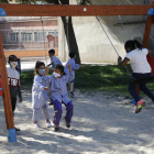 Imagen del pasado curso de varios niños de un colegio de Pardinyes jugando en el patio con mascarilla.