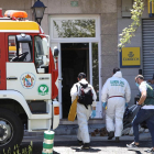 La Guardia Civil entrando a la vivienda que se incendió en Galicia.