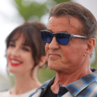 Stallone, ayer en Cannes con la actriz Paz Vega en segundo plano.