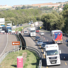 Colas de vehículos ayer por las obras de la A-2 entre las salidas de Torrefarrera y Corbins.