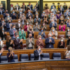 La ministra d’Hisenda, María Jesús Montero, aplaudida pels diputats del PSOE i Podem ahir.