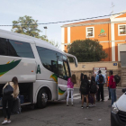 Un autocar en Tàrrega recogiendo pasajeros en septiembre. 