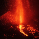 Imagen del volcán tomada en la madrugada de ayer lunes, tras un derrumbe parcial en el cono principal.