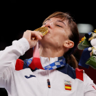 Sandra Sánchez besa su medalla de oro en kárate.