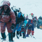 Imagen de archivo de cola para coronar el Everest.