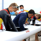 Saúl Craviotto, ayer junto a sus compañeros con la nueva embarcación que usarán en los Juegos.