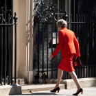 Una abatida Theresa May entrando en el 10 de Downing Street tras anunciar su dimisión.