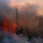 Vista d’un incendi forestal a la zona de Varimpompi, un suburbi situat al nord-est d’Atenes.