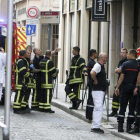 Efectivos de emergencias en torno al lugar de la explosión de un artefacto en Lyon, ayer.