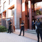Agents de la Policia custodien la seu del Tribunal de Comptes, a Madrid, en una imatge del juny.