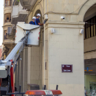 Dos operarios instalaron ayer una cámara en la plaza Sant Joan.