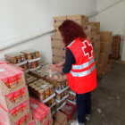 Una voluntària de Creu Roja Lleida, preparant els lots de menjar.