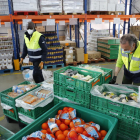 Voluntarios trabajando en la nave del Bancs dels Aliments de Lleida en el polígono Neoparc. 