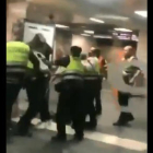 VÍDEO. Renfe investiga a los vigilantes de seguridad que golpearon a un pasajero en Barcelona