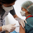 Una sanitària administra una vacuna contra la Covid-19.