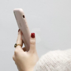Una jove amb un telèfon mòbil.