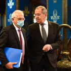 El Alto Representante de la UE, Josep Borrell, con el ministro de Exteriores ruso, Serguéi Lavrov.
