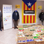Acte d’entrega dels 800 quilos d’aliments per part de l’Assemblea Nacional Catalana de Lleida i Segrià al Banc dels Aliments de les Comarques de Lleida, ahir.