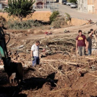Diversos veïns realitzen tasques de neteja a la població de L'Espluga de Francolí.