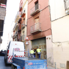 Operarios volviendo a tapiar la entrada al edificio calcinado. 